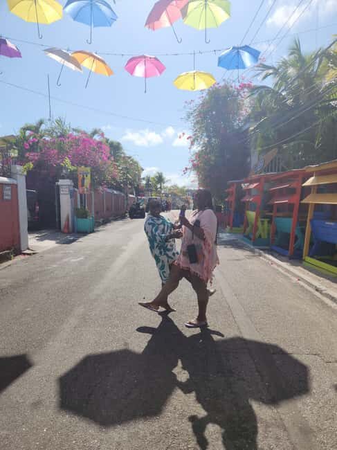 Nassau: Electric Bus Tour with Food & Drink Samples - Pompey Square and Arawak Cay: small passes that add local texture