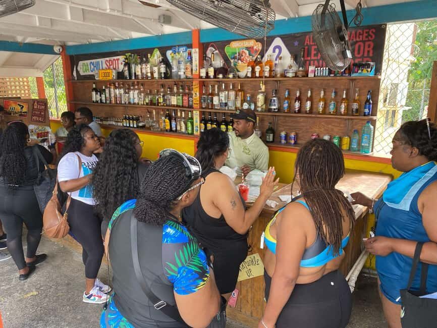 Nassau: Electric Bus Tour with Food & Drink Samples - Rawson Square, Queen’s Staircase, and Fort Charlotte photo time