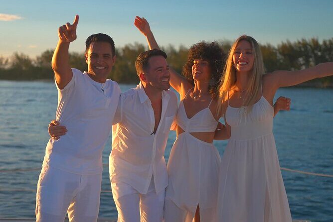 Nassau: Sunset Dinner Cruise - From Slip 7 Behind Margaritaville to Your First Welcome Cocktail